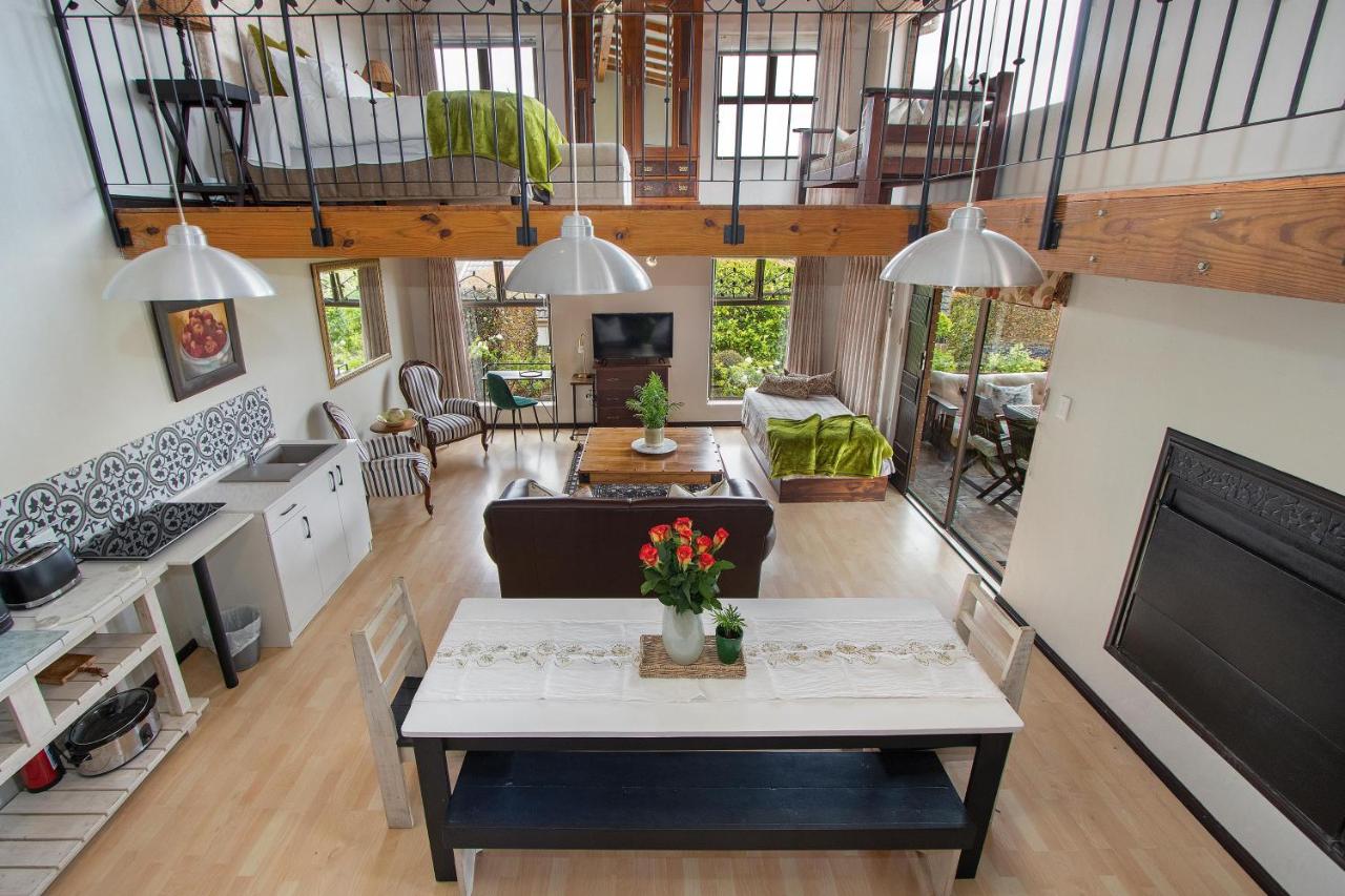 Open Plan One-Bedroom Apartment with Garden View