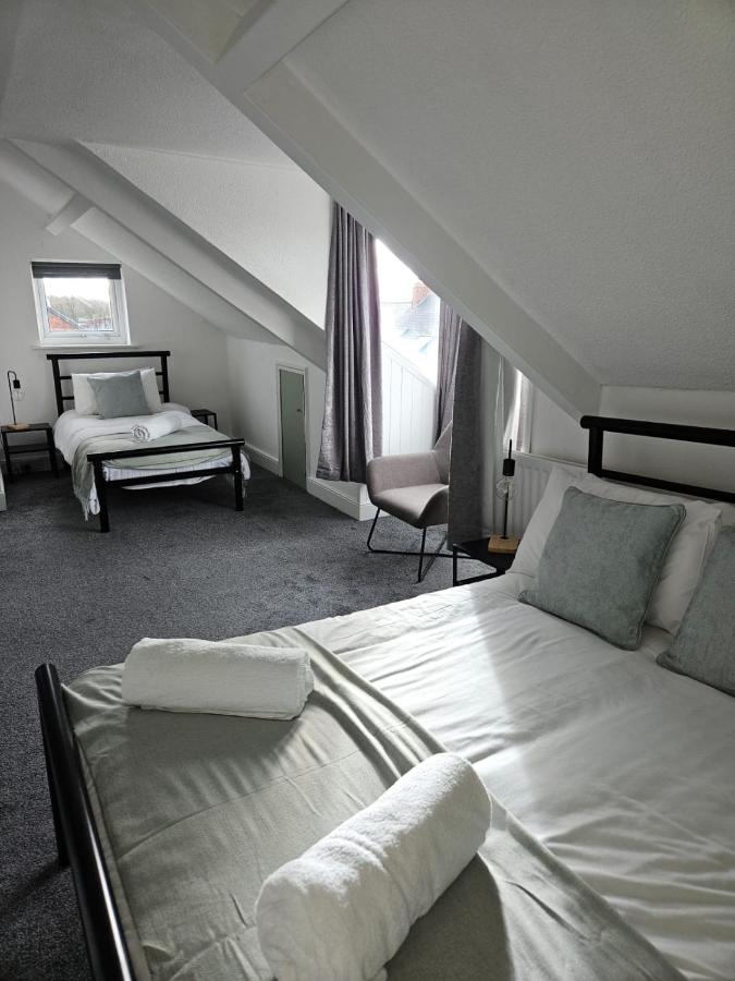 B&B Gateshead - Rectory5 - 5 bedroom 7 beds Parking Perfect for Contractors - Bed and Breakfast Gateshead