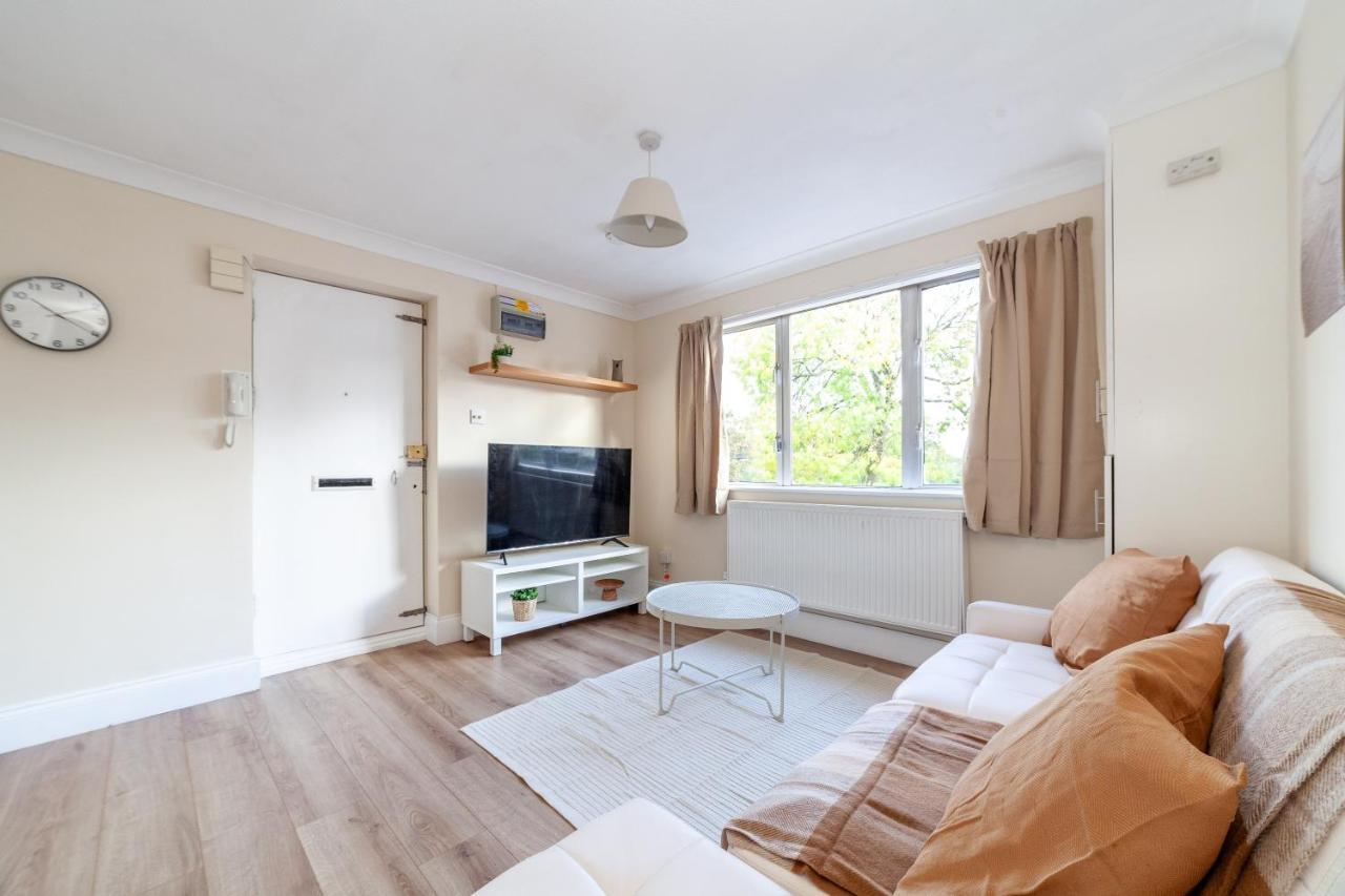 B&B London - Lovely Studio Flat in Wimbledon w/ Free Parking - Bed and Breakfast London