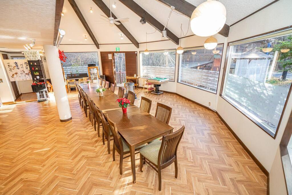 団体歓迎ジョイサウンドカラオケ付き北軽井沢超大型貸別荘7寝室5浴室20人泊まれる - B&B Karuizawa