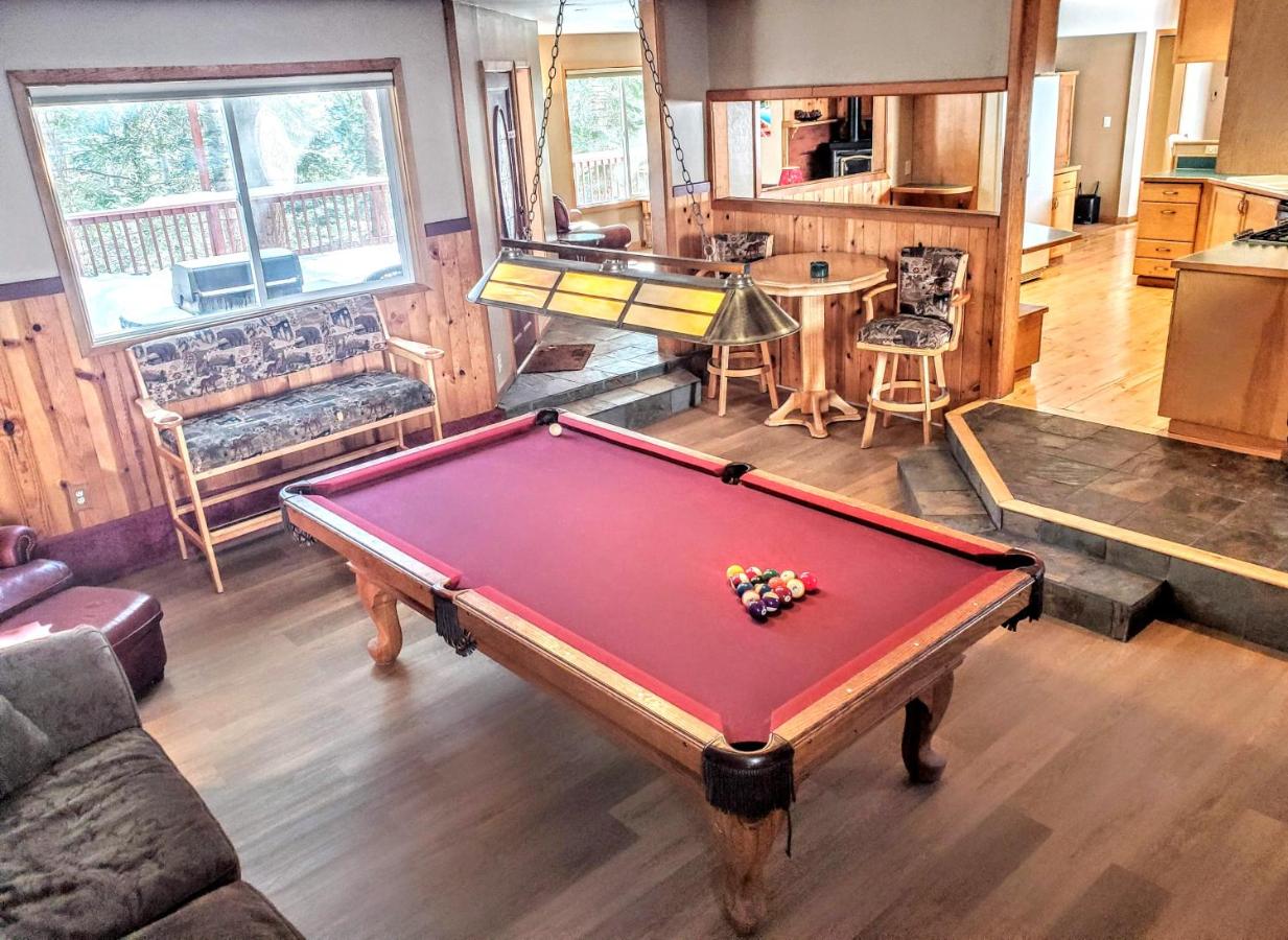 B&B Stateline - Hot Tub Pool Table Mountain Views Large Redwood Decks near Best Beaches Heavenly Ski Area and Casinos - Bed and Breakfast Stateline