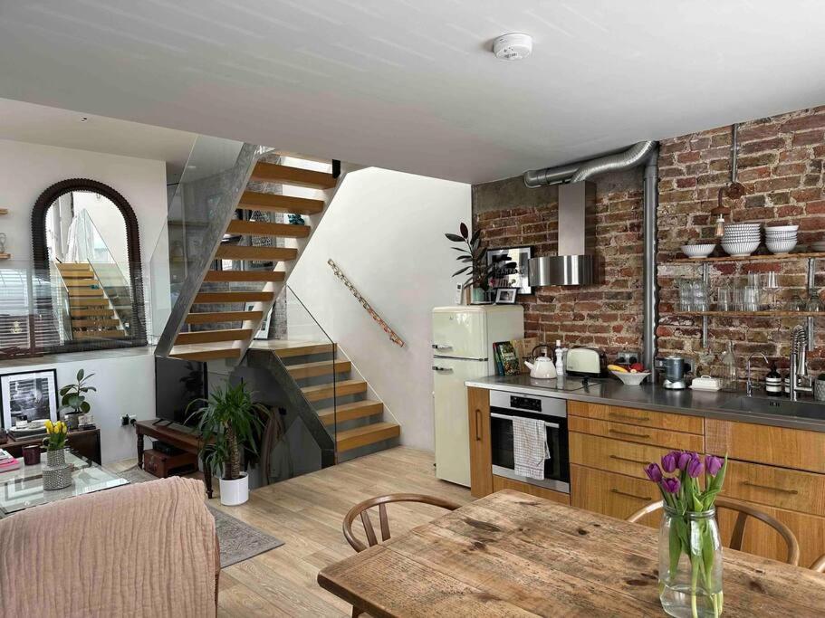 B&B London - Gorgeous House in West London - 2 bedroom 2 bath - Bed and Breakfast London