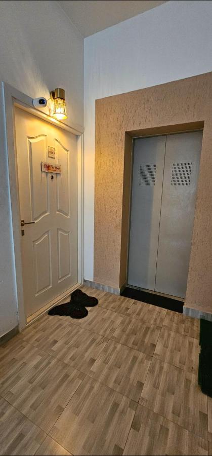 LausDeo1 self checkin 2BHK AC corner flat top floor - Bed and Breakfast