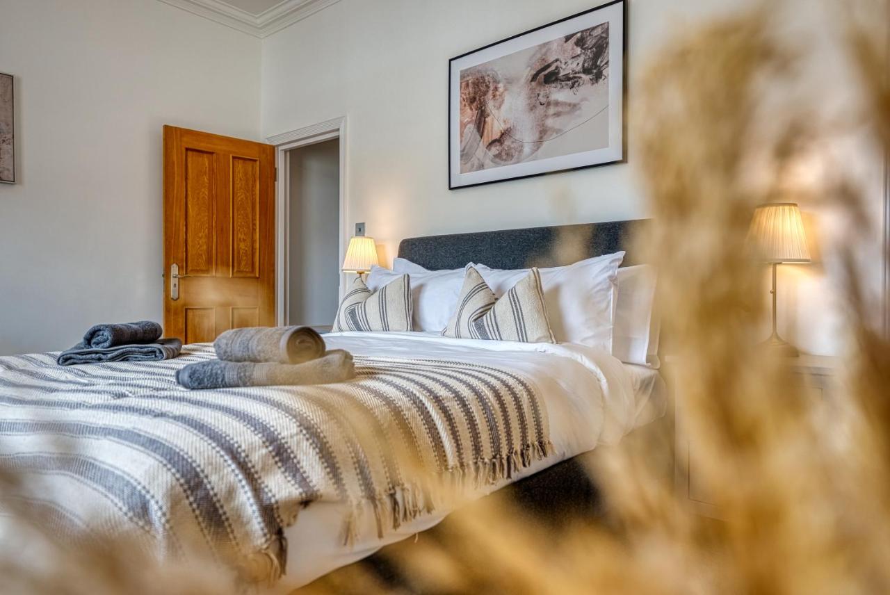 2 Bed Stunning Chic Modern Spacious Apt, Ocean Village, Southampton - Plenty of Parking - By Blue Puffin Stays - Ferienwohnung