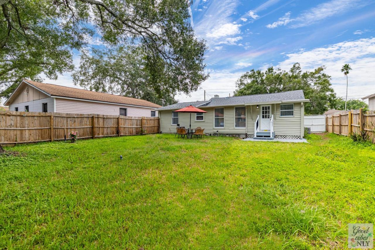 The Good Vibes Only Cottage - Bed and Breakfast Tampa