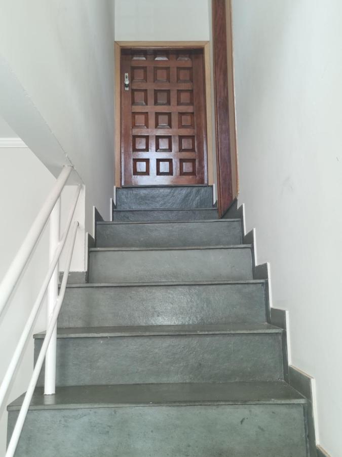 Casa com dois quartos,dois banheiros,sendo um, uma suíte,sala de estar cozinha e garagem - Chambres d'hôtes Poços de Caldas