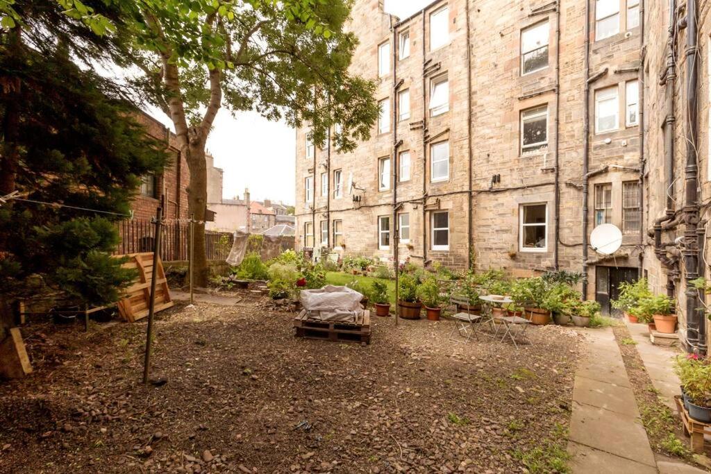 Edinburgh Castle Views! Stylish 2BD Flat, Sleeps 4 - B&B