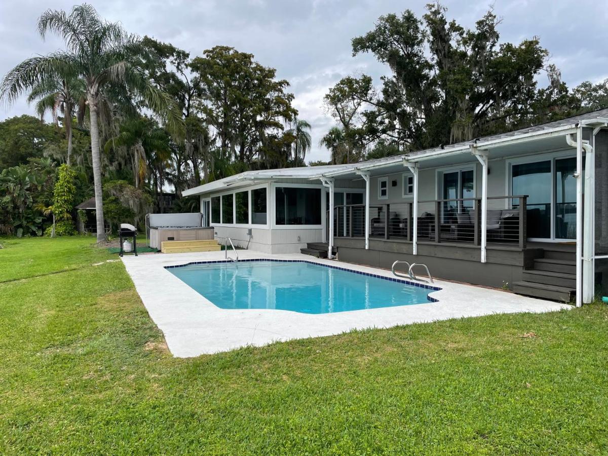 Clear Lake Retreat: Private pool, lakefront - B&B