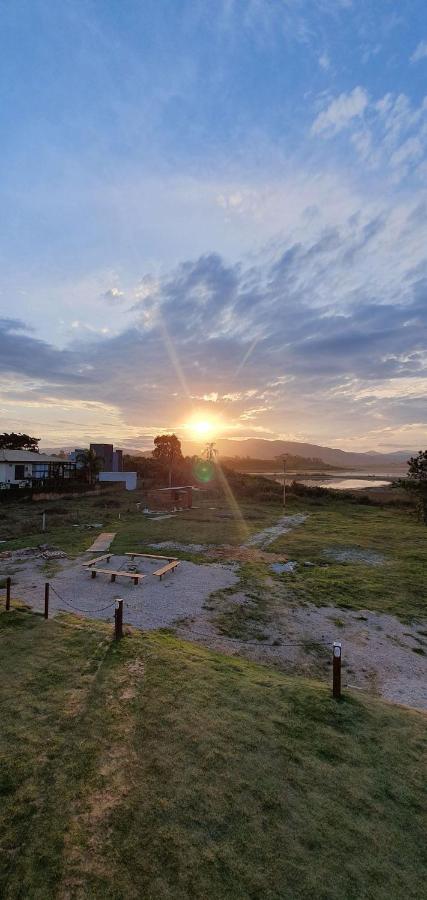 Lindos Bangalos a beira da Lagoa com hidromassagem lareira e churrasqueira individual e cozinha completa - B&B Imbituba