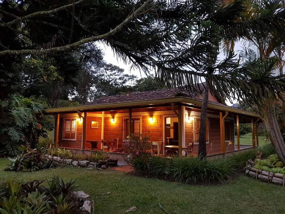 Beautiful Country - Ser feliz - House located in Llanogrande - B&B