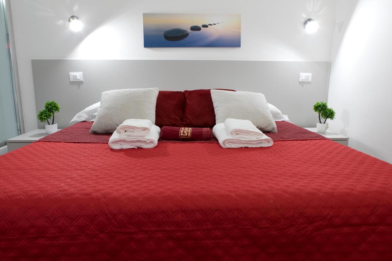 B&B Terracina - Luxury Suite - Teatro Romano - Duomo - Centro Storico Wi-Fi - Bed and Breakfast Terracina