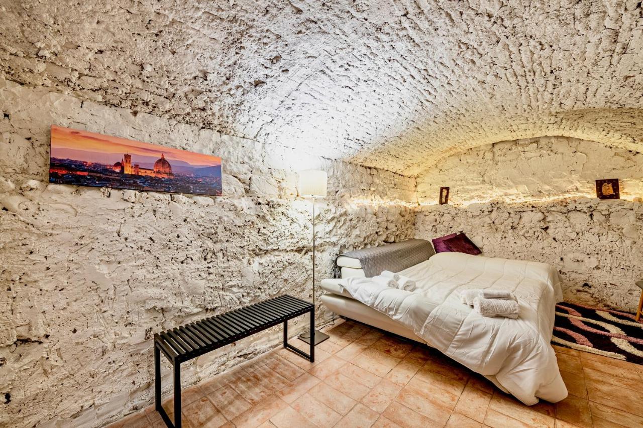 B&B Florencia - "Florence Cave Central Suite" - 5 min To Mandela Forum - 2 Bedrooms - Free Parking - Bed and Breakfast Florencia