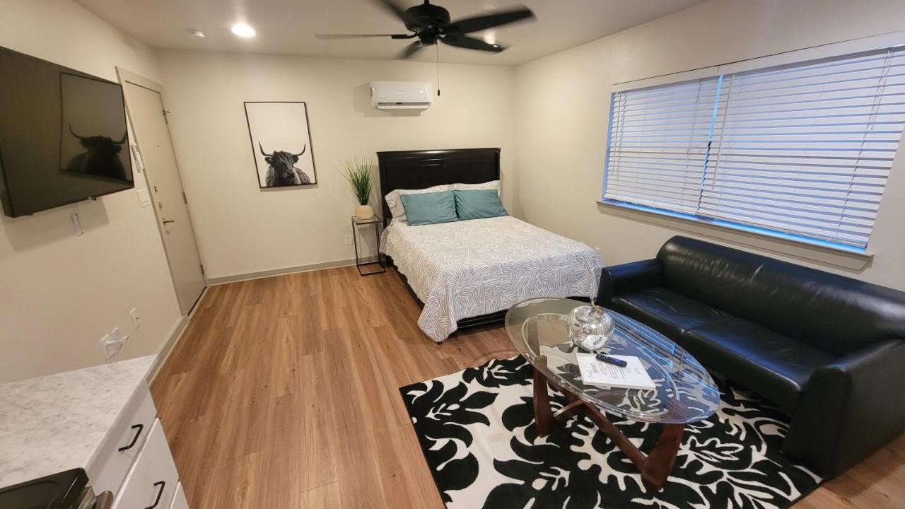 B&B Dallas - Modern Unit! Just steps away from Greenville Ave! - Bed and Breakfast Dallas