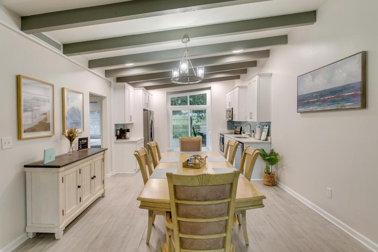 Bright Jekyll Island Home with Deck Less Than 1 Mi to Beach - Ferienwohnung