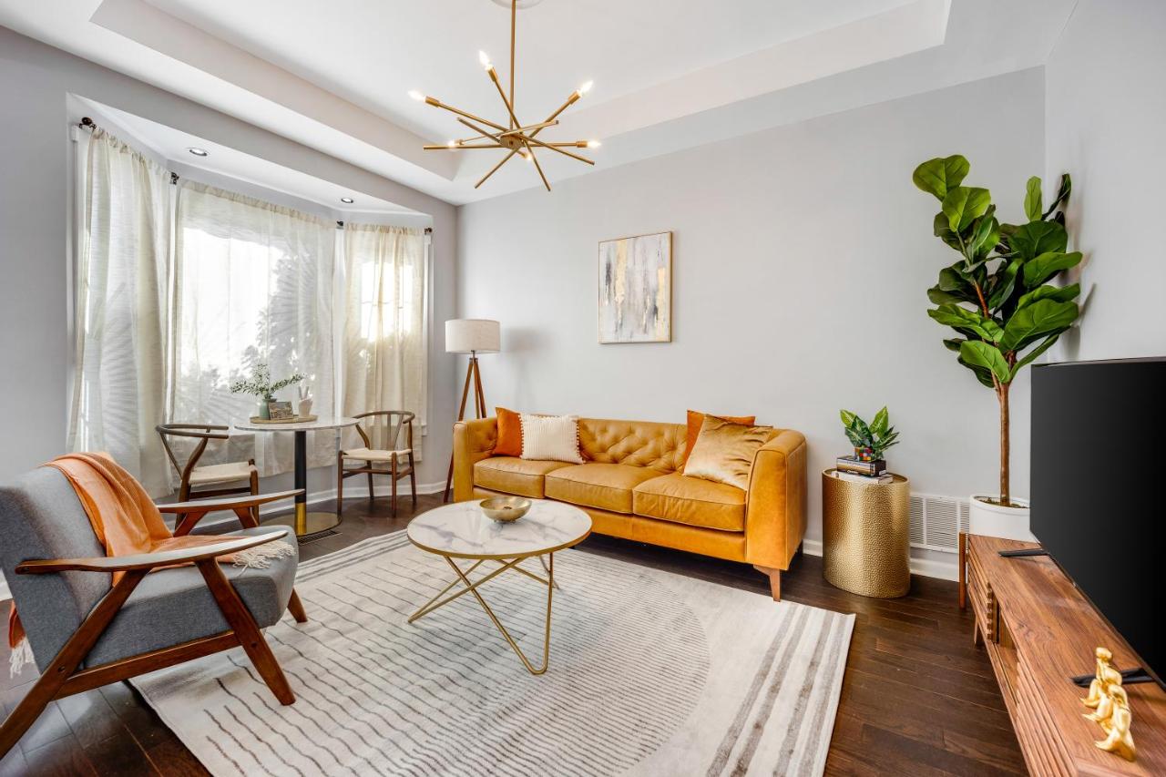 The Logandale: HUGE Mid-Century Home, sleeps 15 - Ferienwohnung