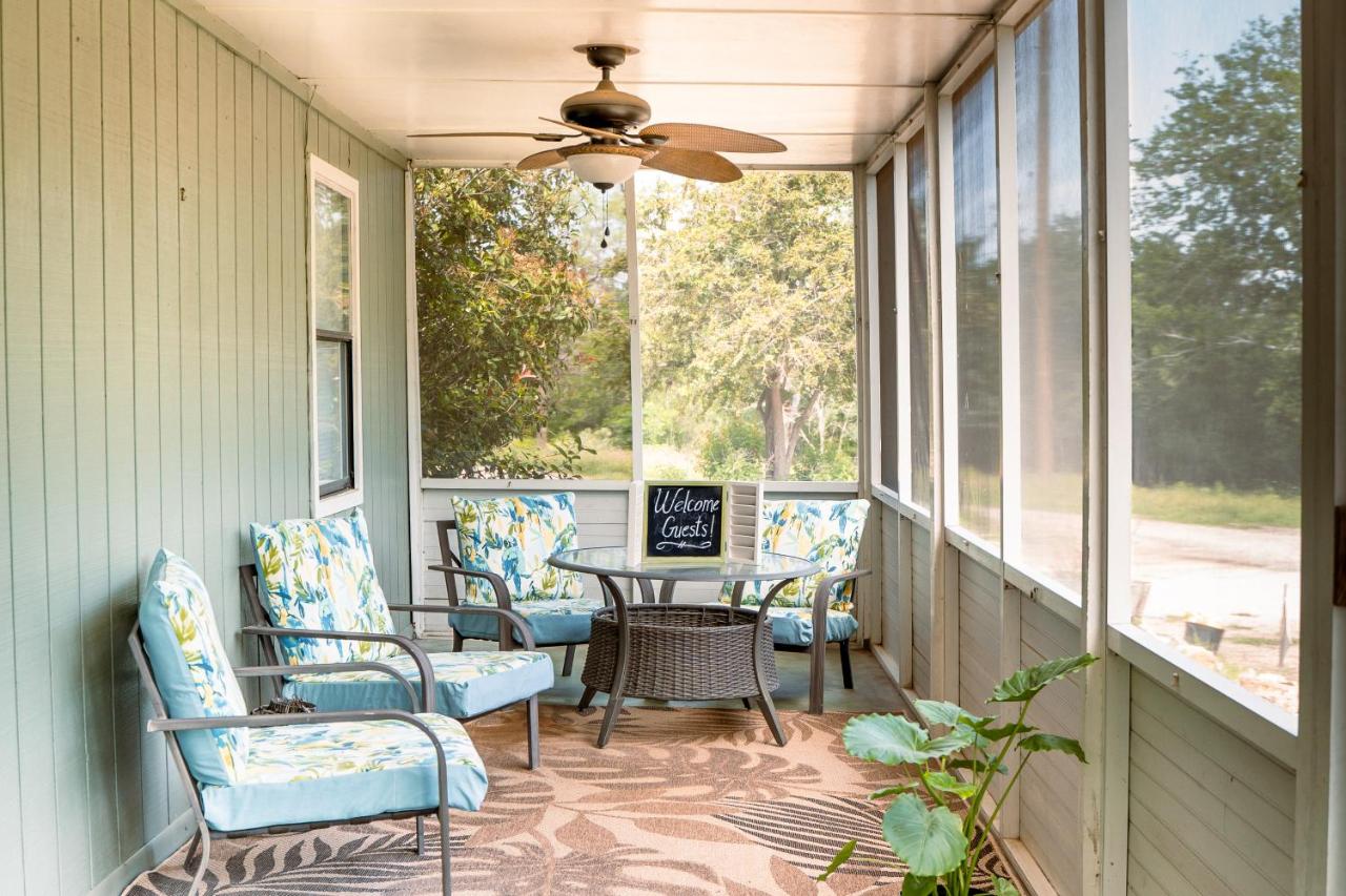 B&B New Braunfels - Hadley's House - A Country 3 Bdrm with Screened-In Porch - Bed and Breakfast New Braunfels