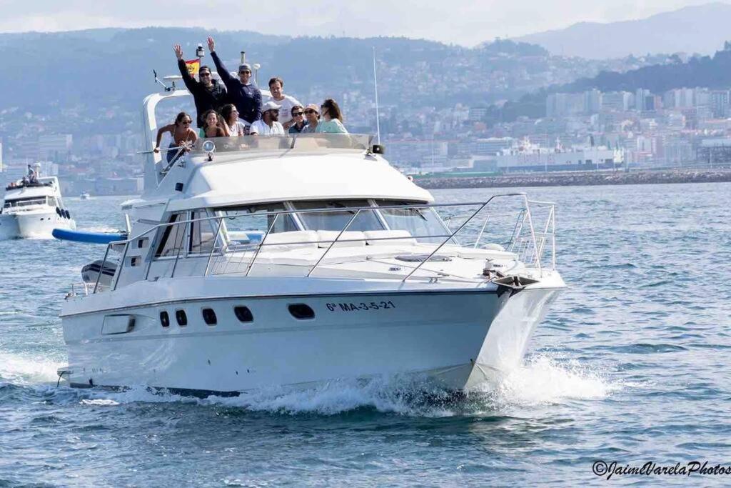 El yate de las luces - B&B Vigo