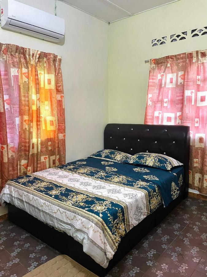 B&B Kampung Sarang Tiung - yellow homestay - Bed and Breakfast Kampung Sarang Tiung