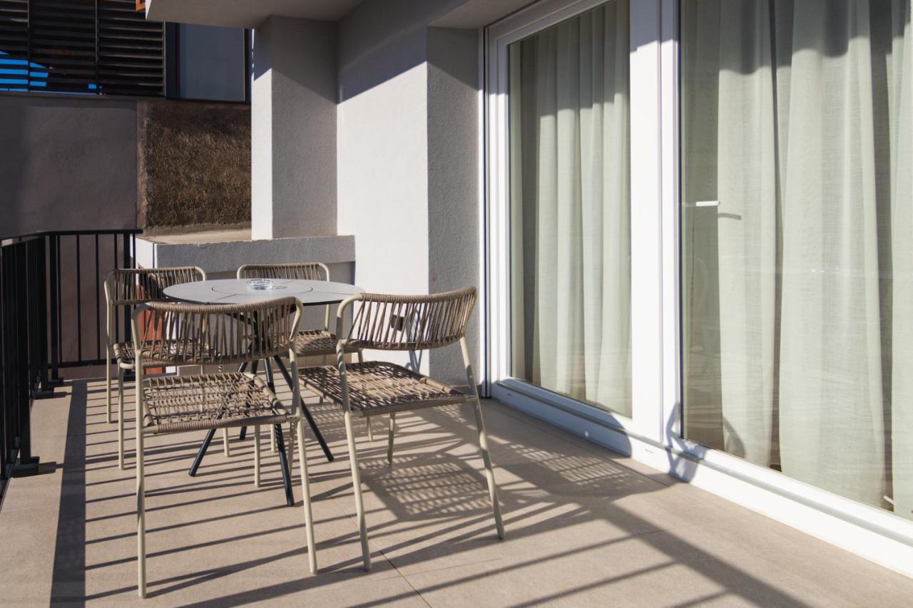 CITY LIFE Modern Apartments with Terraces near Arena - Free Parking - Walk to City Center - Chambres d'hôtes Pula