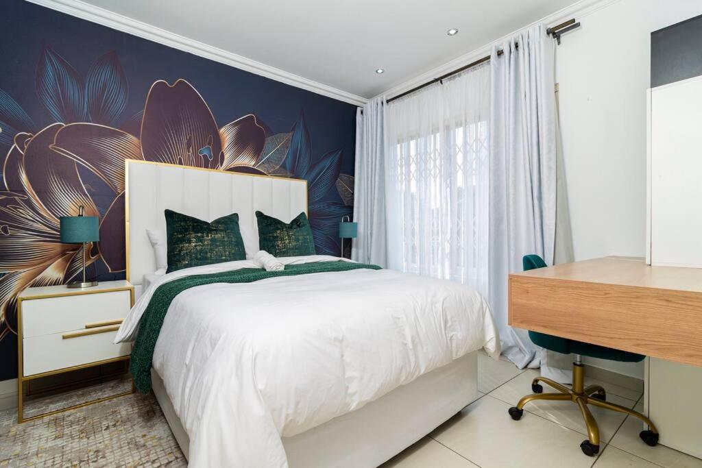 I St Tropez Sandton Luxury Suites - B&B