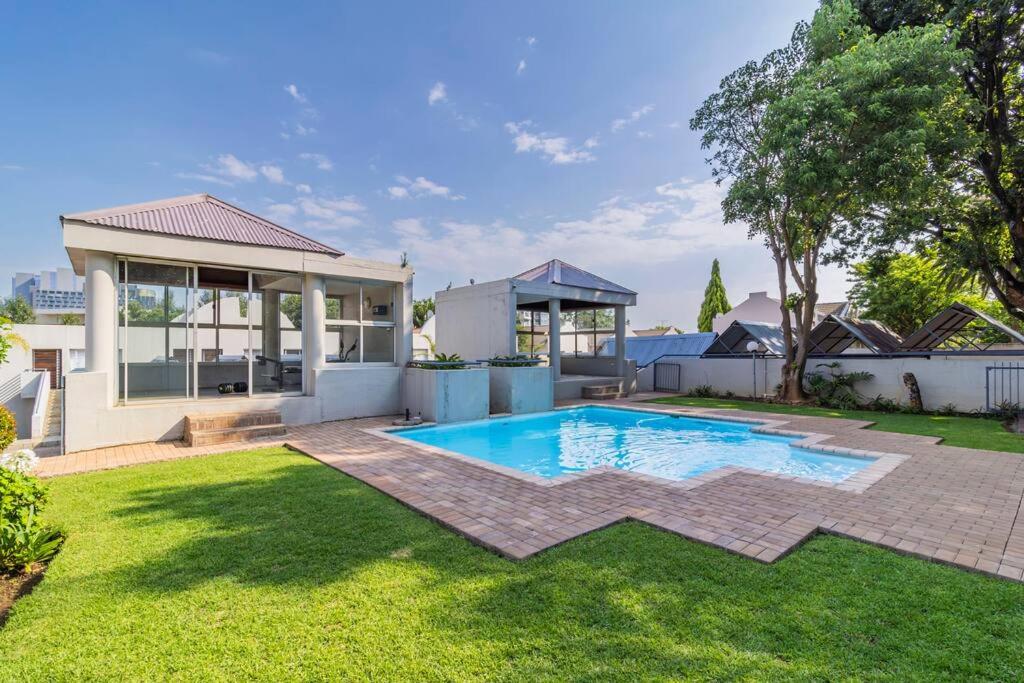 I St Tropez Sandton Luxury Suites - B&B