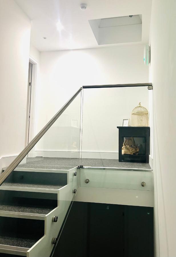 The Penthouse Double Bedroom for Rent Use of kitchen Parking on request - B&B