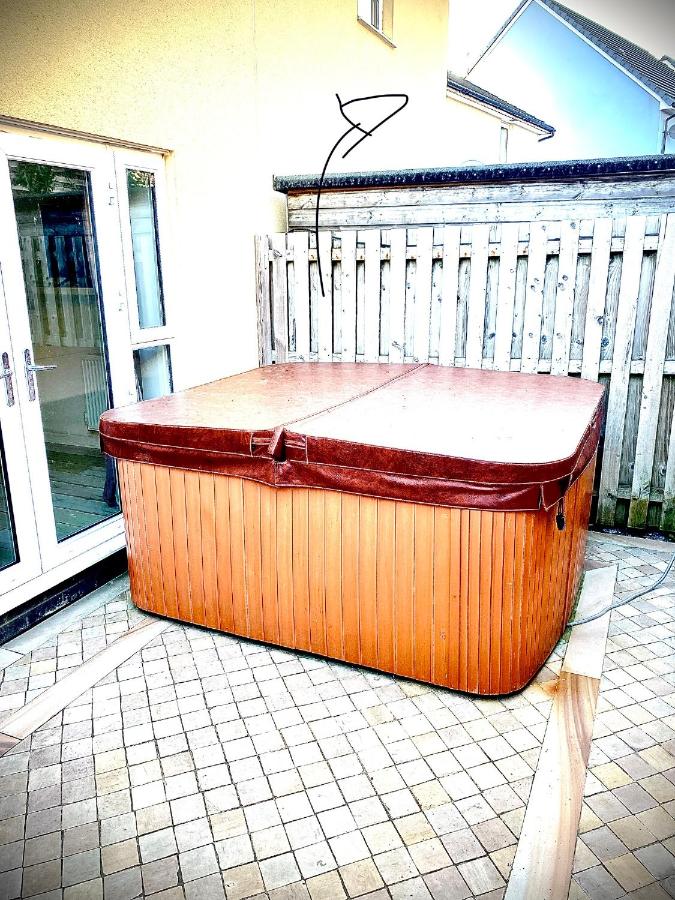 B&B Tythegston - Las Olas ~ Entire home with hot tub - Bed and Breakfast Tythegston