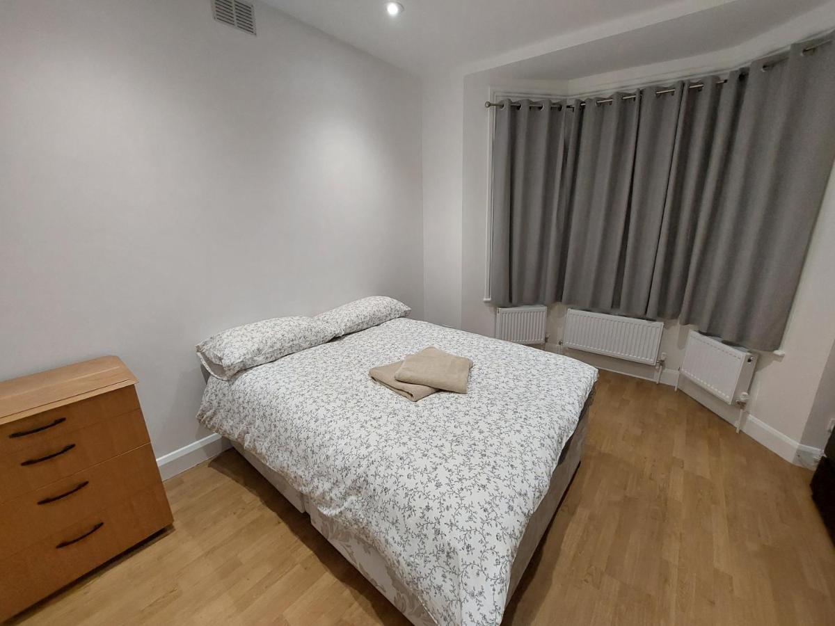 Cosy North Kensington Family apartment for 4 persons - Children stay free Netflix in all bedrooms Close to underground and overground stations - very convenient for Wembley Stadium - Chambres d’hôtes Londres