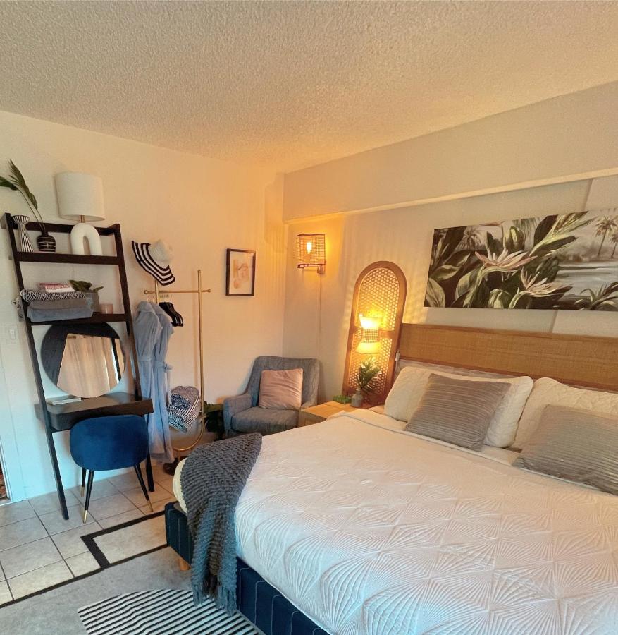 Seashore Waikiki studio 1 block from a beach No Resort Fees - B&B Honolulu