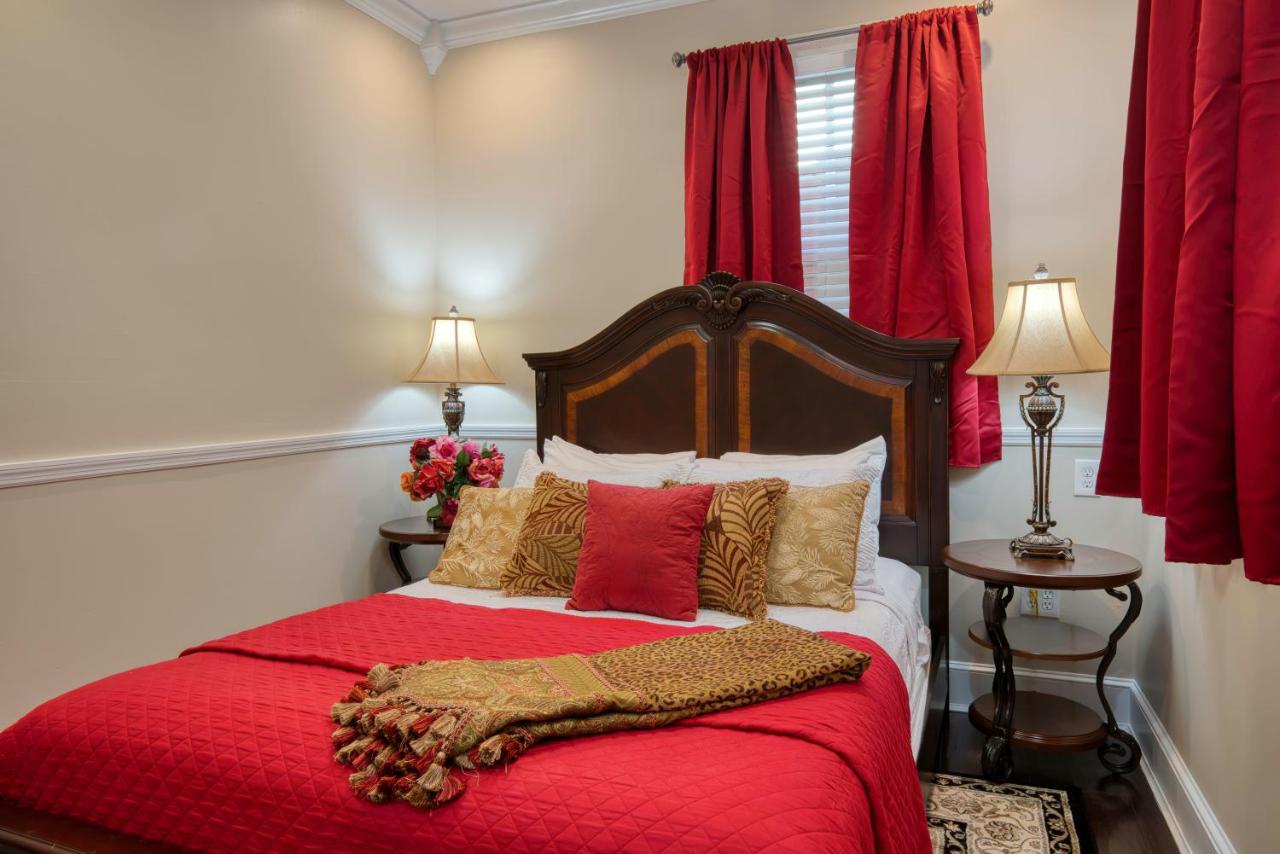 Deluxe Queen Suite