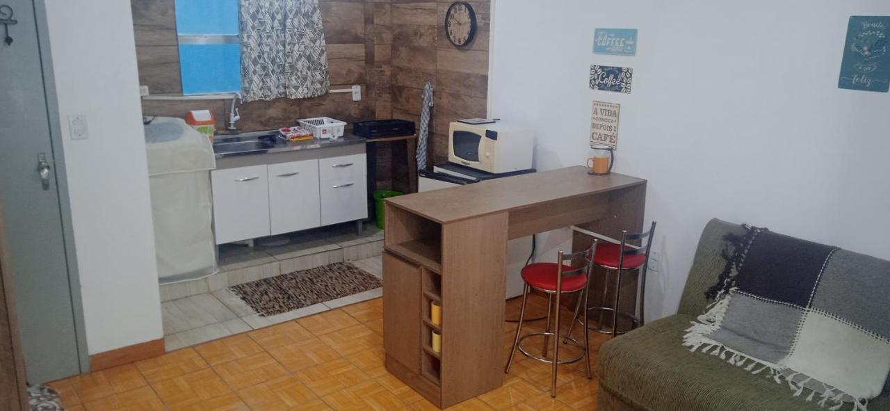 Kitnet Mobiliada no centro de São Leopoldo. - B&B São Leopoldo