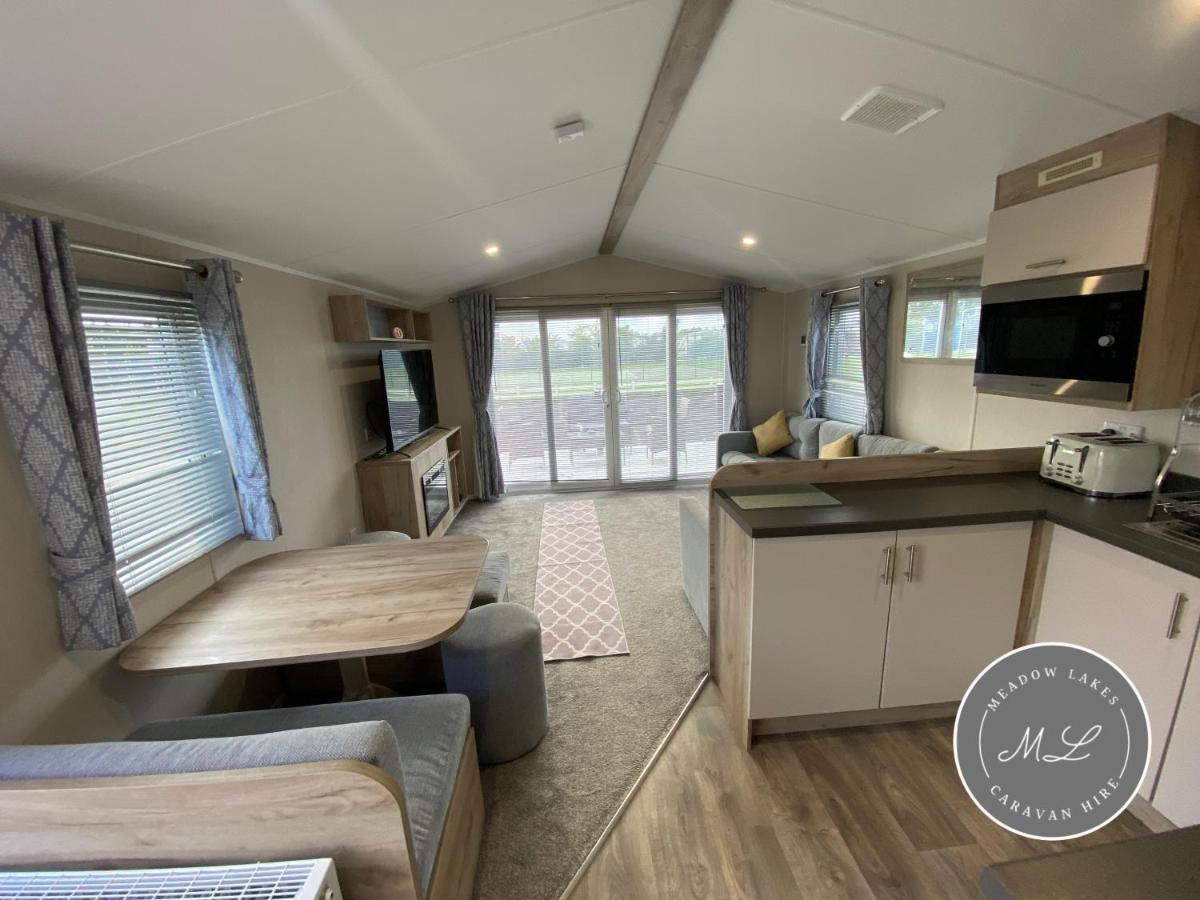 Meadow View 171 - Golden Palm - Central heating, WiFi, pet friendly, bed linen - Meadow Lakes Caravan & Lodge Hire - Chambres d'hôtes Chapel Saint Leonards