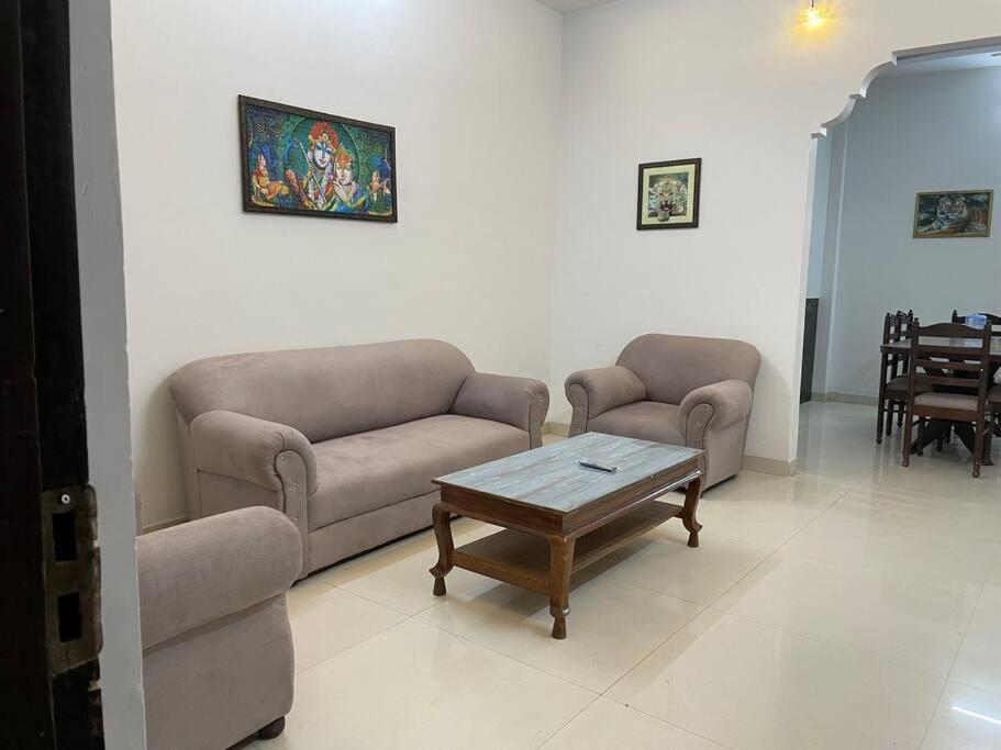 Leela home stay - Lotus (2 BHK luxury appartment) - Chambres d’hôtes Jabalpur