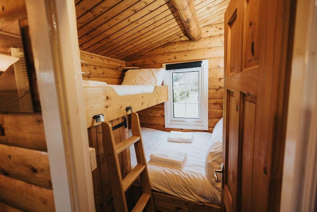 B&B Ffestiniog - Rustic Retreat - 2 Bed Log Cabin in Snowdonia National Park by Seren Short Stays - Bed and Breakfast Ffestiniog