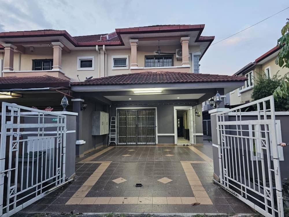 Semi -D Homestay Seremban 2 - Chambres d’hôtes