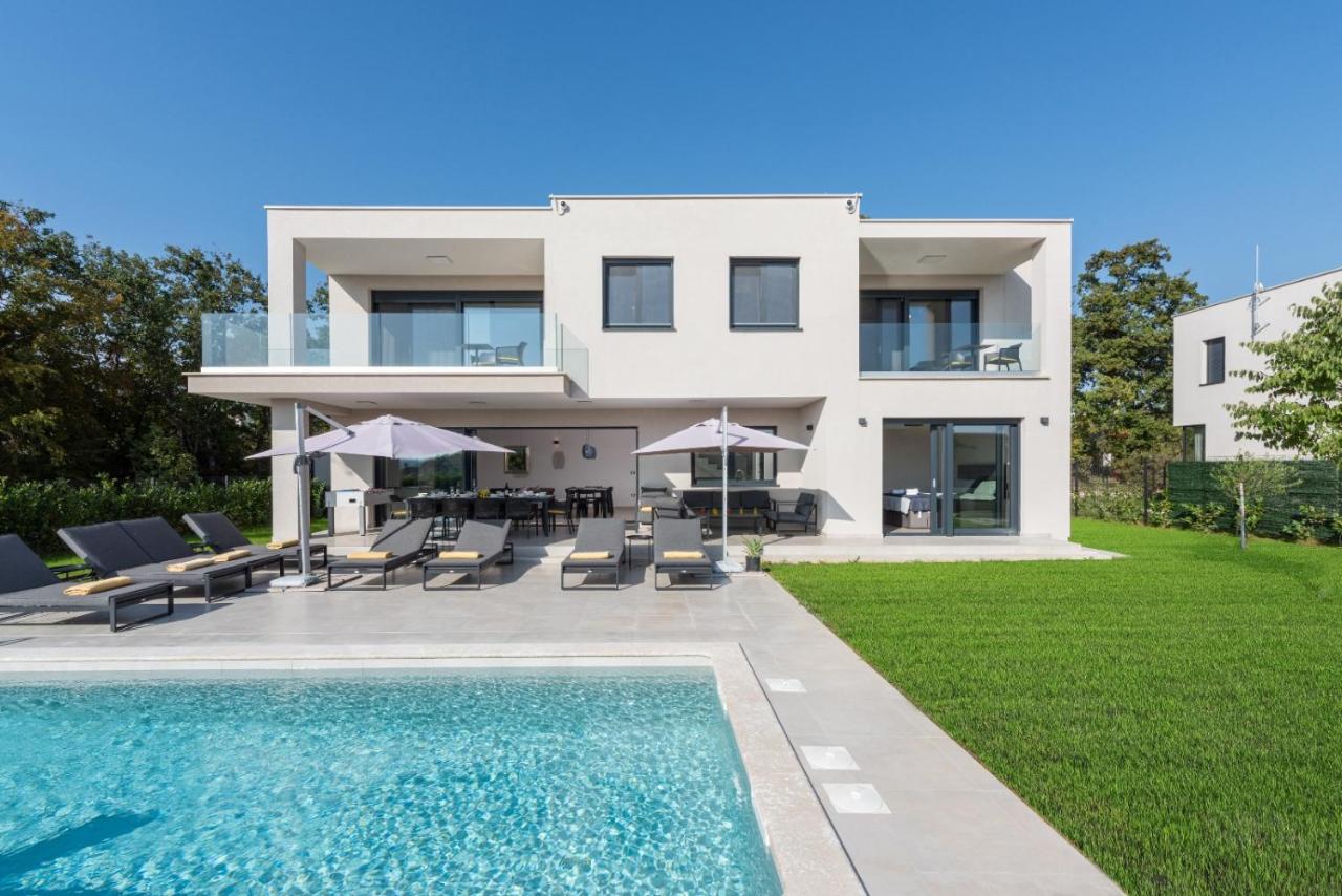Villa Pina***** in Karigador/Novigrad - Bed and Breakfast
