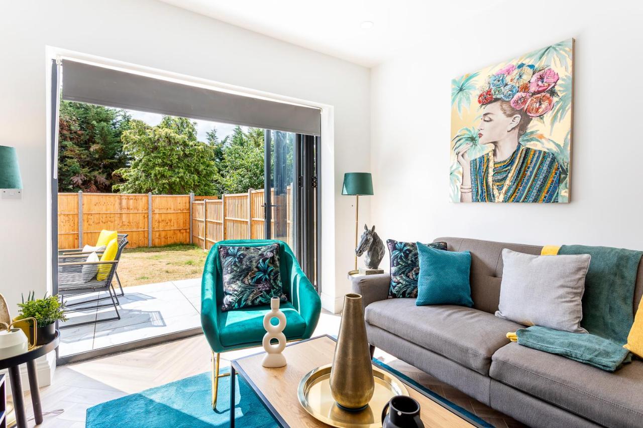 B&B London - Stunning West London W7 Modern Huge place 4bed 2 bath with garden free parking (7 occupancy) - Bed and Breakfast London