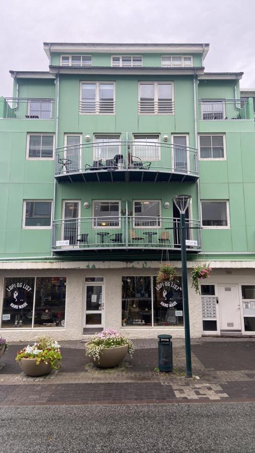 Akureyri Backpackers, Hafnarstraeti 100 - Apartment for 4 - Bed and Breakfast