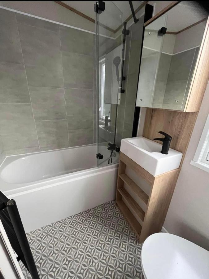 The Retreat 16 - pet friendly, WiFi, and a bath - Golden Palm Resort - Meadow Lakes Caravan & Lodge Hire - Chambres d'hôtes Chapel Saint Leonards