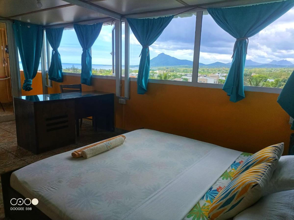 Camera Matrimoniale con Balcone e Vista Mare