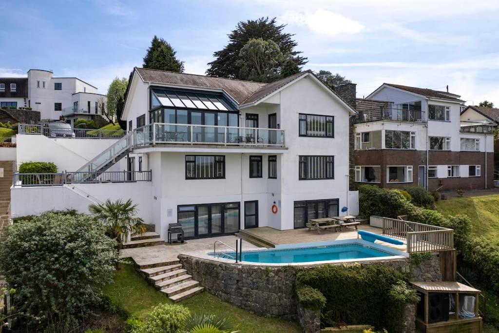 Stunning Property Seaviews, Private Pool & Parking - B&B