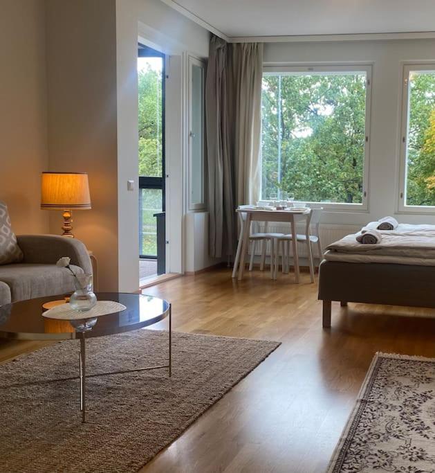 Parvekkeellinen moderni asunto - B&B