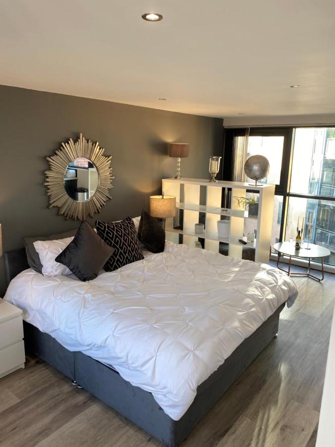 B&B Sheffield - Deluxe City Centre Studio Apartment with Balcony & City Views - FREE WIFI NETFLIX, GYM ACCESS - WESTONE - Bed and Breakfast Sheffield