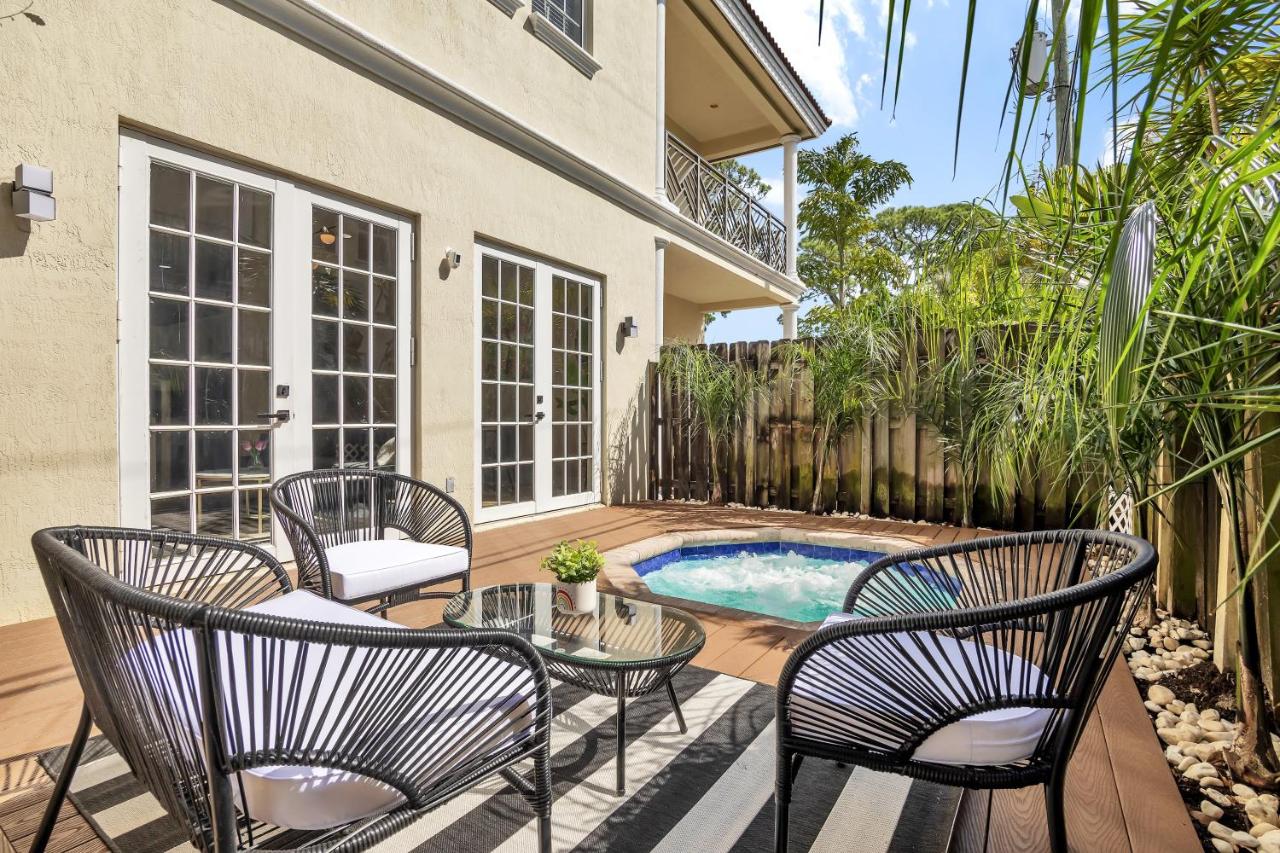 B&B Fort Lauderdale - Light Filled Home Walk to Wilton Dr - Hot Tub! - Bed and Breakfast Fort Lauderdale