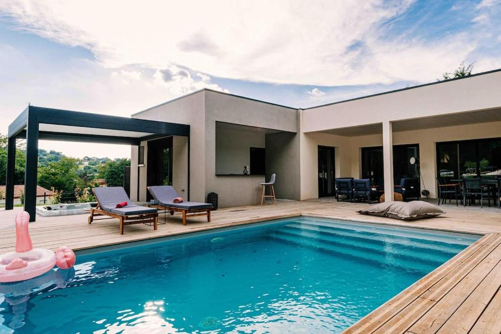 VILLA ***** PISCINE CHAUFFÉE, JACCUZI, PÉTANQUE - B&B