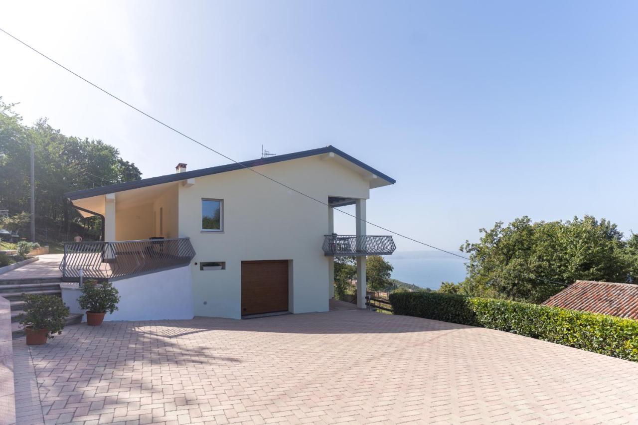 Garda Lake Panorama Villa with Garden & BBQ - Chambres d’hôtes San Zeno di Montagna
