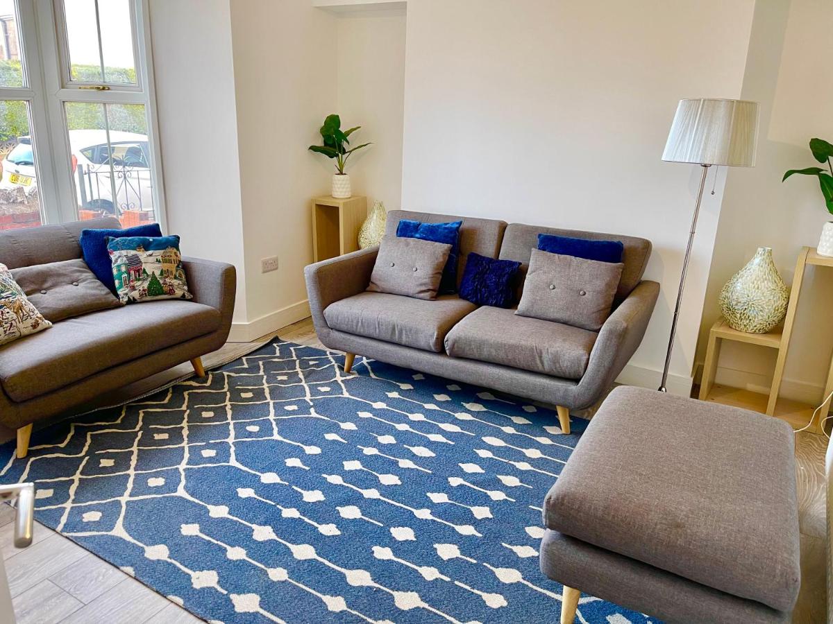 Neath, South Wales Getaway - 4 Bedroom Home -7 Guests - Free Parking - B&B Neath