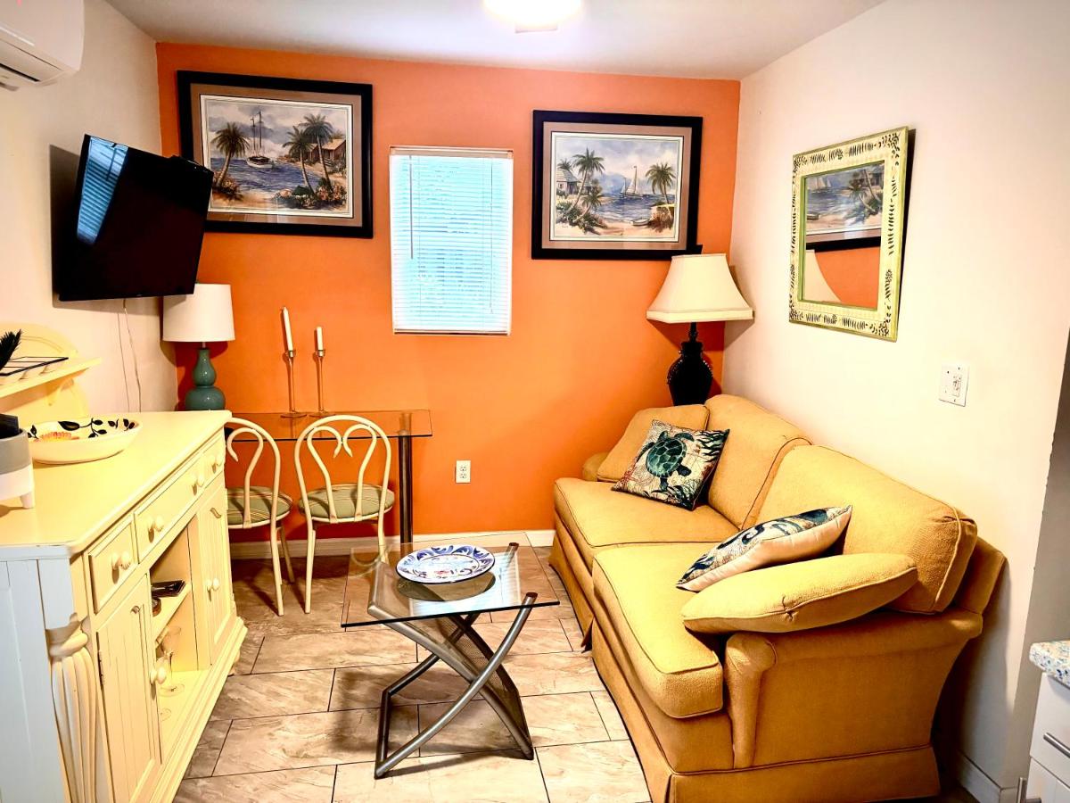 B&B Sarasota - ~ Cozy In-law Apartment Close to Siesta Key ~ - Bed and Breakfast Sarasota