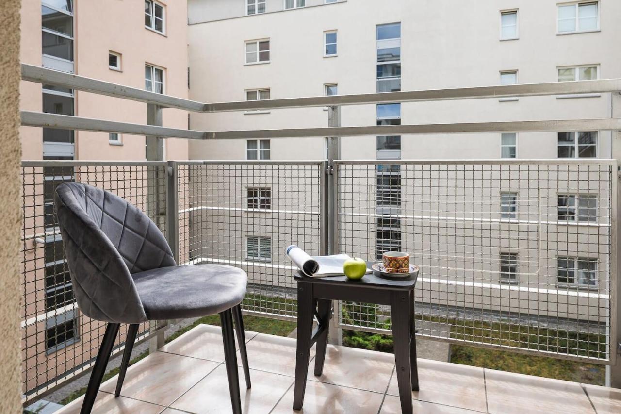 Elektoralna 12A - Colorful Apartment with Balcony by Noclegi Renters - Bed and Breakfast Warschau