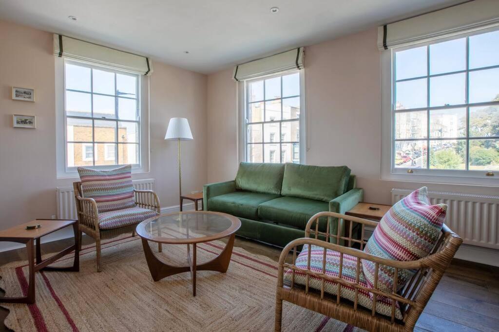 Palm Heights - top floor luxury flat - B&B